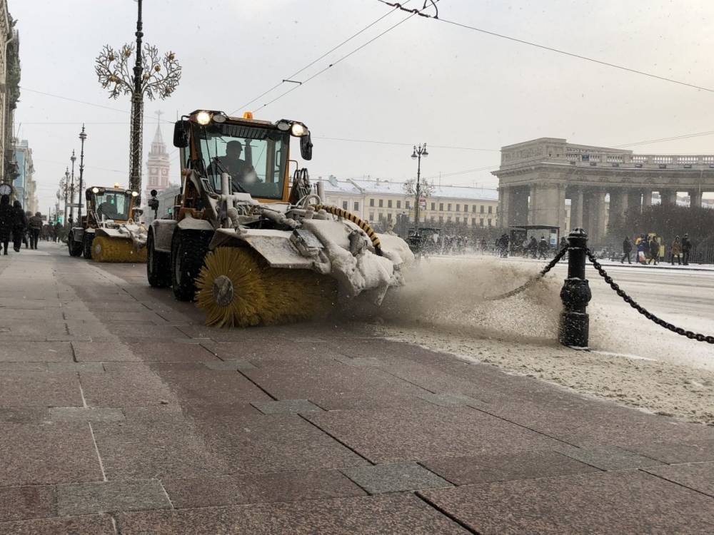 Дорожная техника очистила Невский проспект после первого зимнего снегопада
