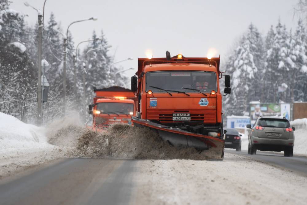 Первый день зимы в Ленобласти начался с активной уборки снега
