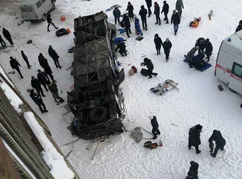 Туристический автобус слетел с моста в Забайкалье: десятки погибших