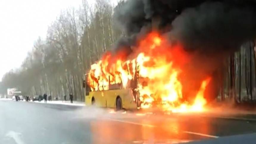 Видео: 50 человек спаслись из полыхающего автобуса в Петербурге