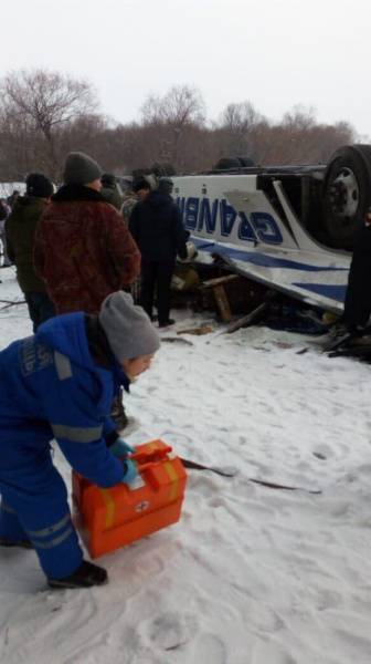 Всех выживших пассажиров достали из автобуса, упавшего с моста в Забайкальском крае