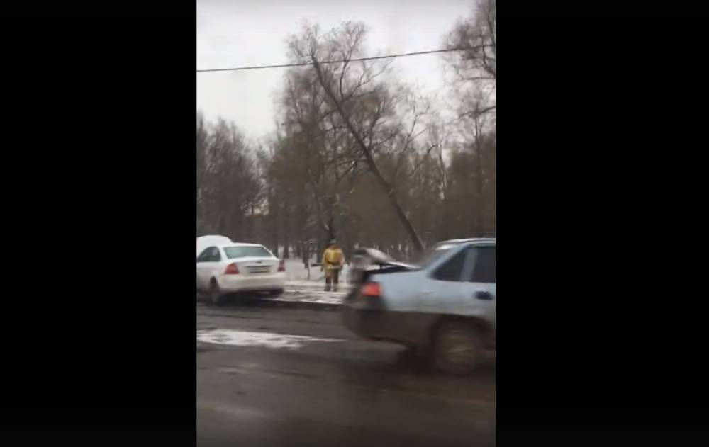 Легковушки раскидало в разные стороны на Петергофском шоссе