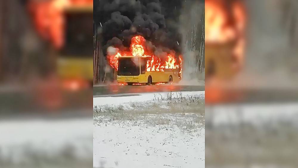 В Петербурге полностью сгорел пассажирский автобус (видео)