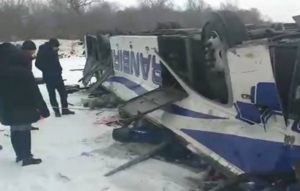 Автоэксперт рассказал, почему могло лопнуть колесо упавшего автобуса в Забайкалье