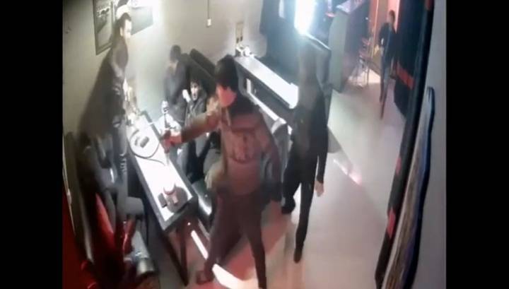 На почве ревности: перестрелка в баре в Черкесске попала на видео