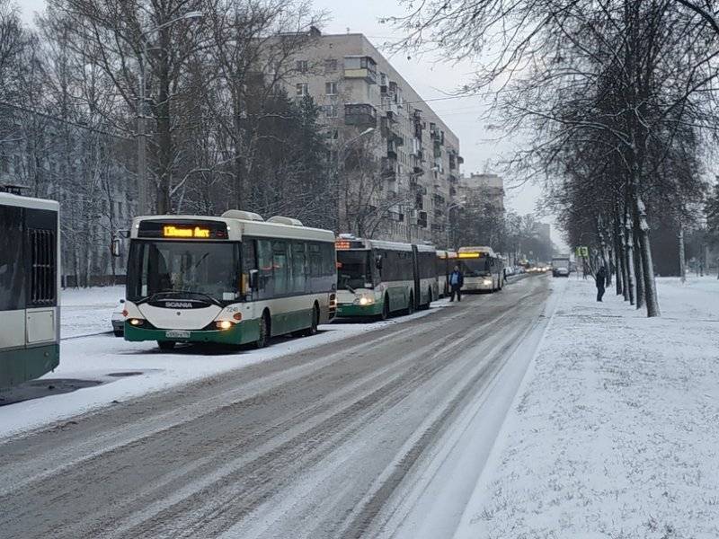 Авария на Пограничника Гарькавого остановила движение автобусов