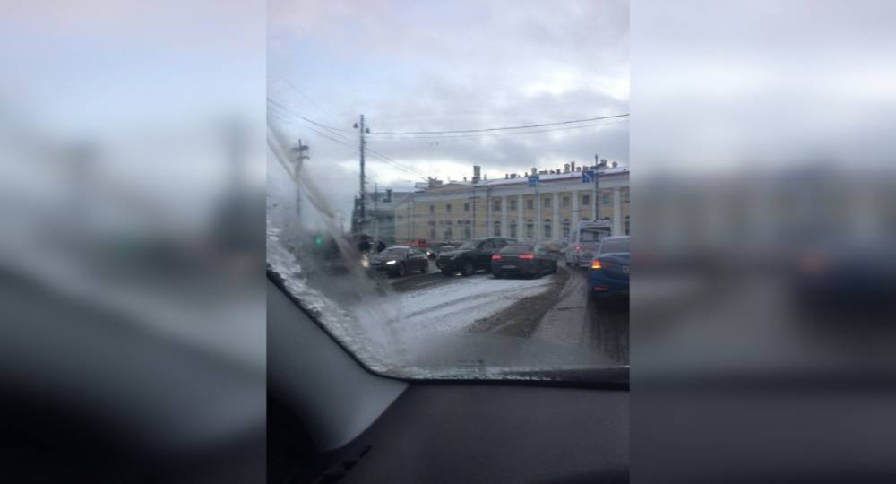 Авария на Биржевом мосту в Петербурге мешает проезду на Васильевский остров