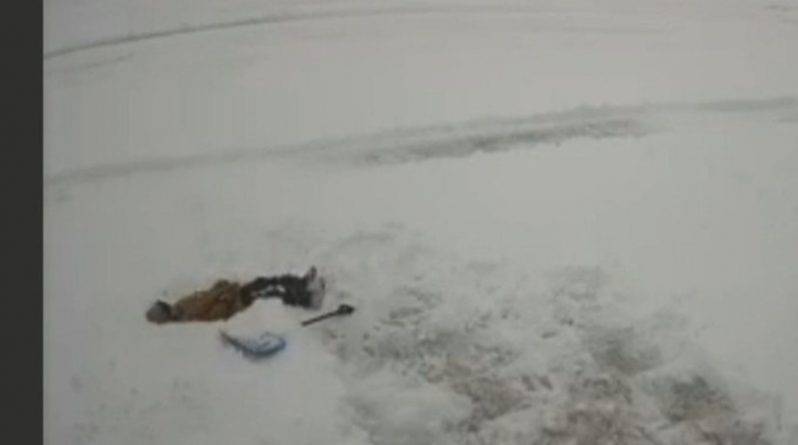 Мальчик, сытый по горло уборкой снега, повеселил соцсети (видео)