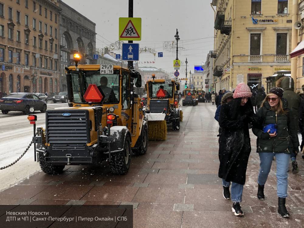 Дорожные службы Петербурга очистили Невский проспект от первого зимнего снега