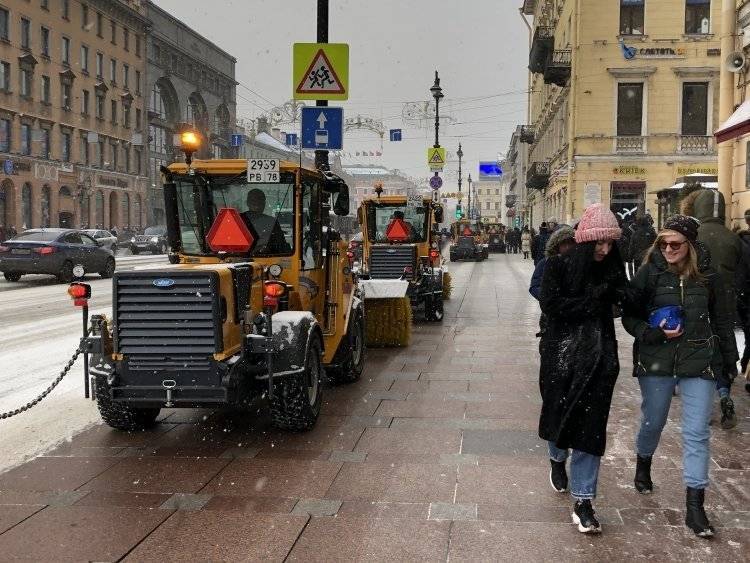 Дорожники убрали Невский проспект после сильного снегопада