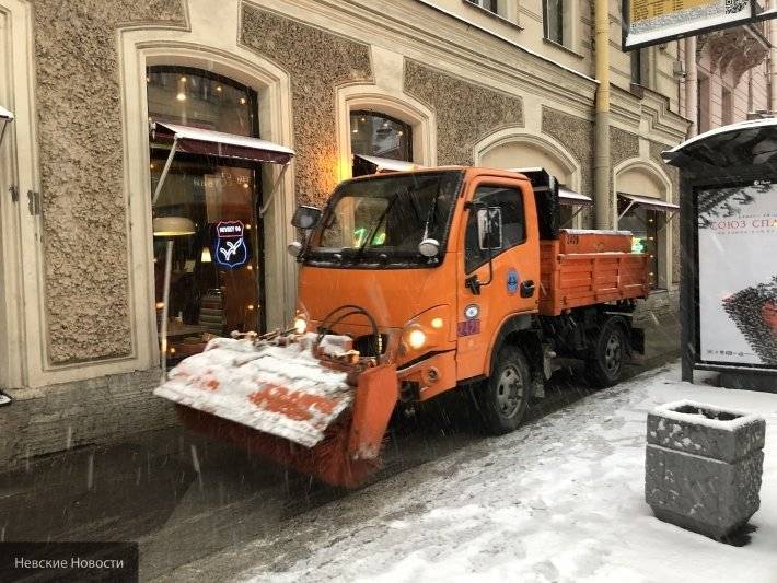 Сотрудники дорожных служб Петербурга продолжают приводить город в порядок после снегопада
