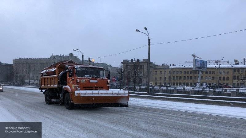 Специалисты очистили от последствий снегопада набережную Обводного канала в Петербурге