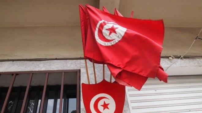 Массовые беспорядки начались в Тунисе после гибели рабочего, протестовавшего против нищеты