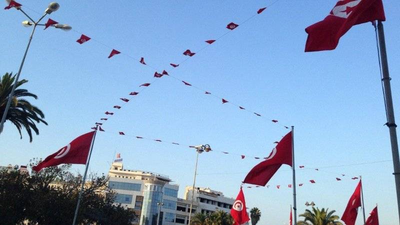 Протестующие в Тунисе перекрыли дороги и жгут шины после публичной смерти рабочего