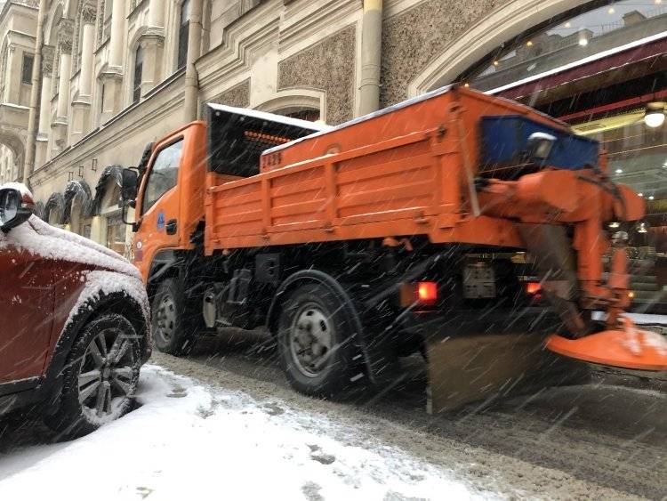 Коммунальщики продолжают очищать от снега улицы в центре Петербурга