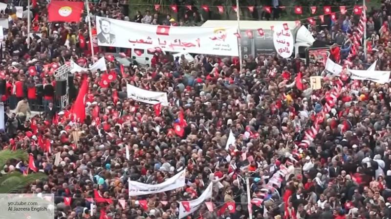 Тунис снова захлестнули протесты после гибели несогласного с властью мужчины