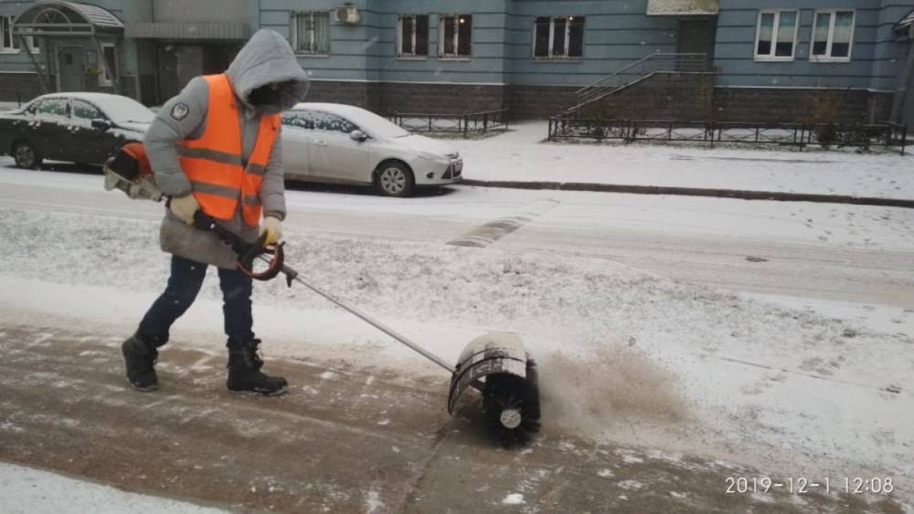 500 дворников 1 декабря вышли на уборку снега в Красносельском районе