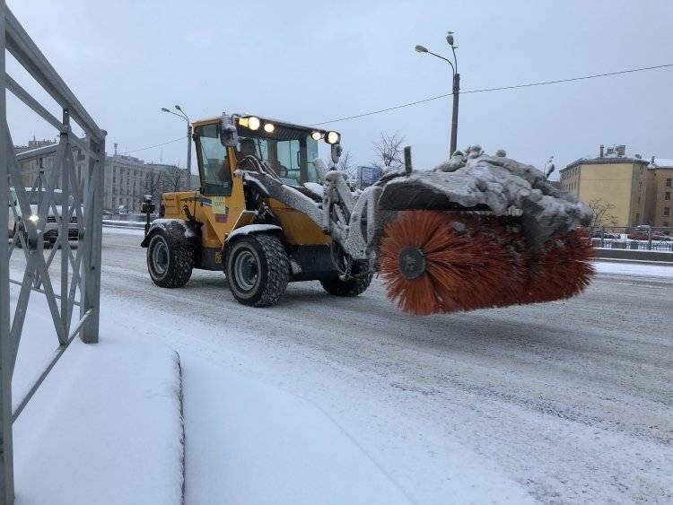 Коммунальщики продолжают очищать улицы Петербурга от последствий снегопада