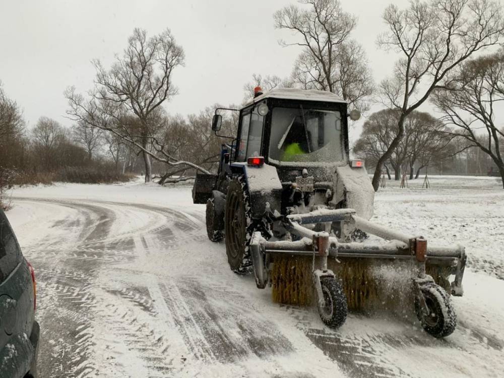 Более 200 человек и 52 единиц техники очистят Петродворцовый район от снега