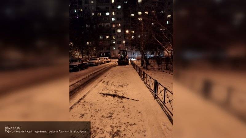 Работа по уборке снега продолжится в темное время суток во Фрунзенском районе в Петербурге