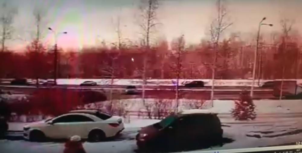 В Сети появилось видео двойного ДТП на Шуваловском проспекте
