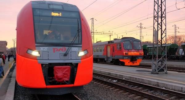 Первыми пассажирами "Ласточки" Пермь - Екатеринбург стали 130 человек