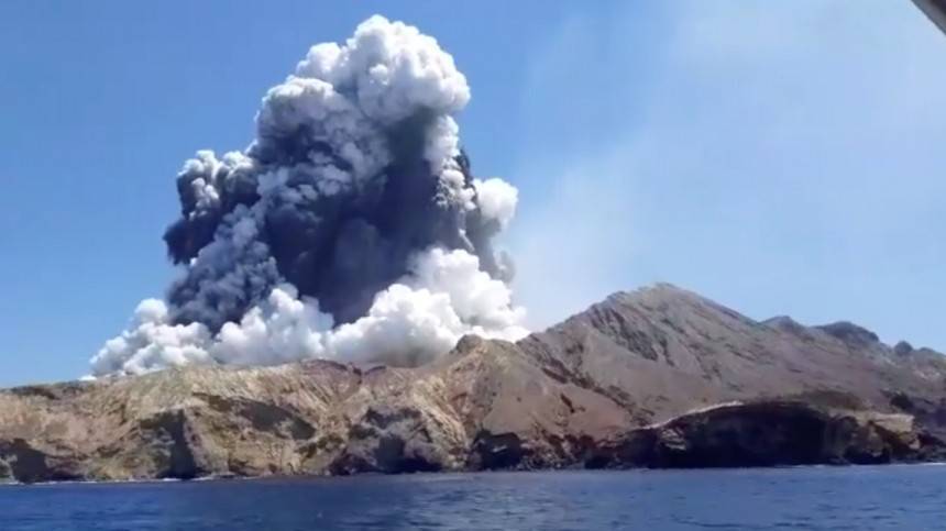 Более 30 человек пострадали при извержении вулкана в Новой Зеландии