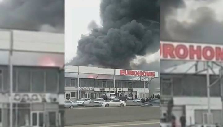 Сильный пожар вспыхнул на рынке в Баку