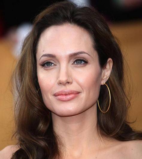 Анджелина Джоли поцеловала поклонника, сделавшего тату с её портретом