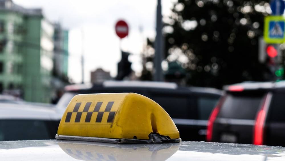На Московском пьяный житель Ставрополья силой ограбил таксиста