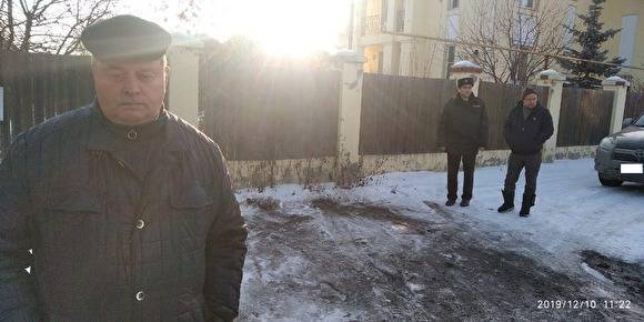 К дому, где проживает экс-глава свердловского ГУ МЧС, прибыл наряд полиции