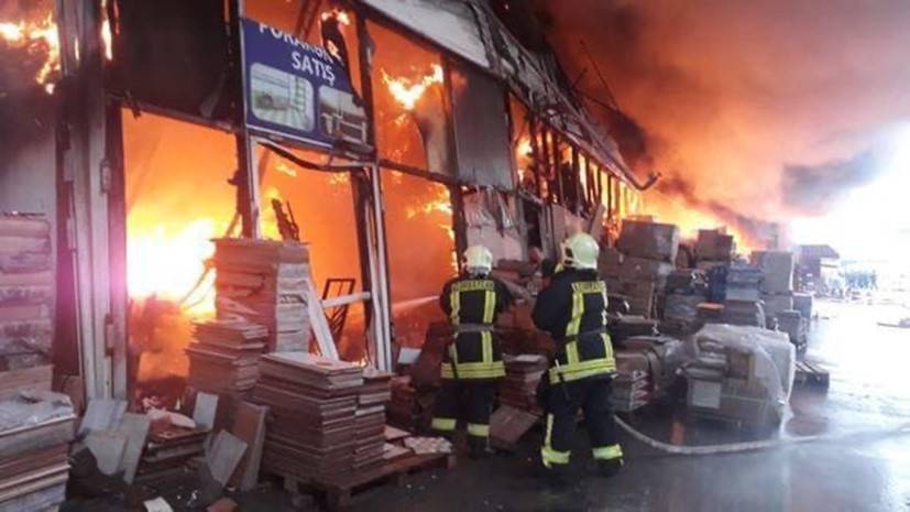 Два человека госпитализированы после пожара на рынке в Баку