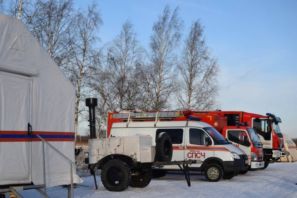 Новгородские спасатели учатся ликвидировать последствия крупного ДТП