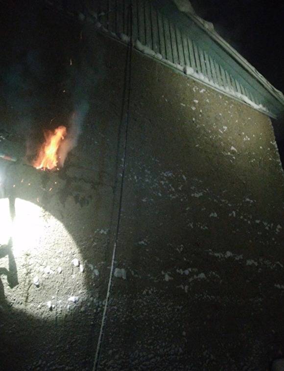 На Ямале пожарные ночью вывели из горящего дома восемь человек