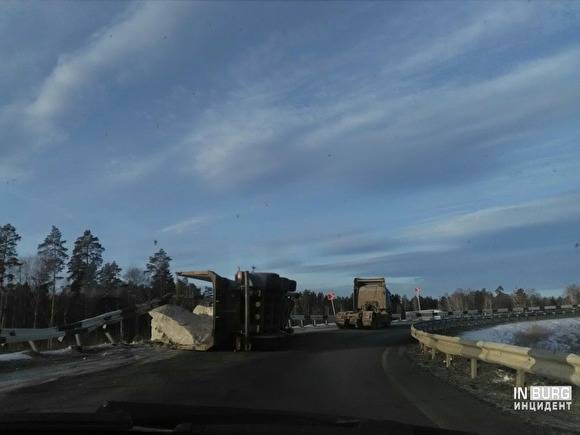 На подъезде к Екатеринбургу перевернулся грузовик, перевозивший многотонную глыбу мрамора