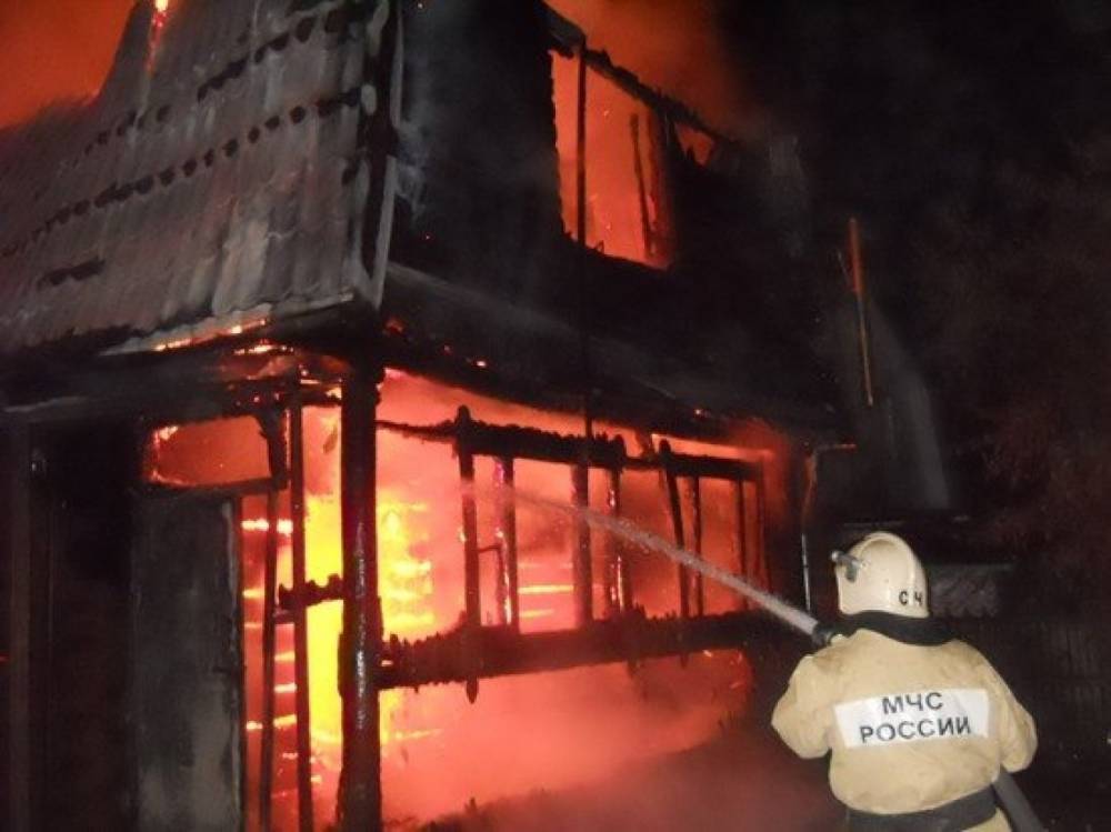 Спасатели тушили ночью горящий в Кандалакше дом