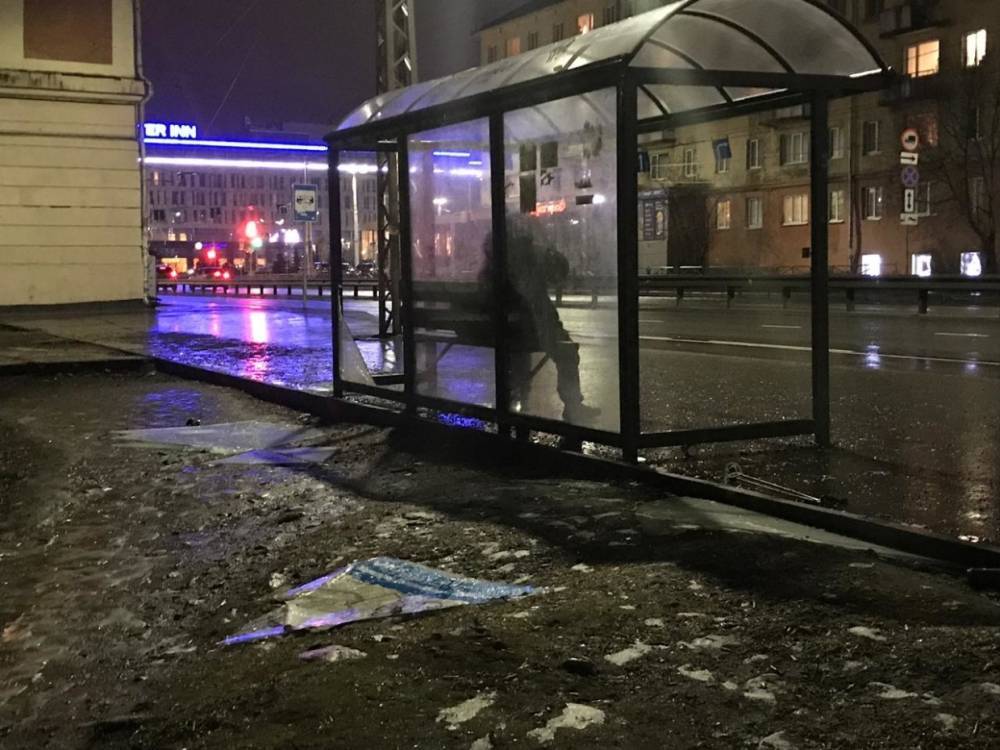 Вандалы испортили остановку на улице Шотмана в Петрозаводске