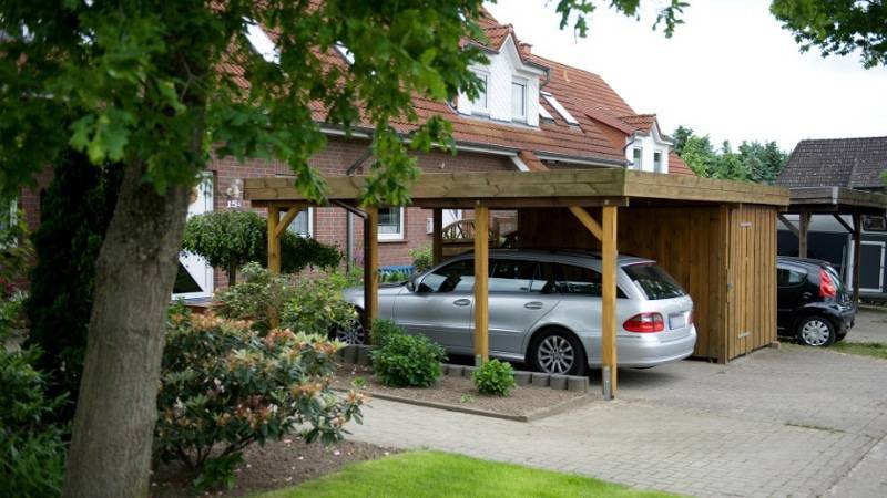 Гараж или автонавес: где оставлять машину, если вы живете в частном доме?