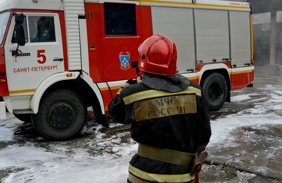 В Кировском районе по повышенному номеру сложности тушат пожар
