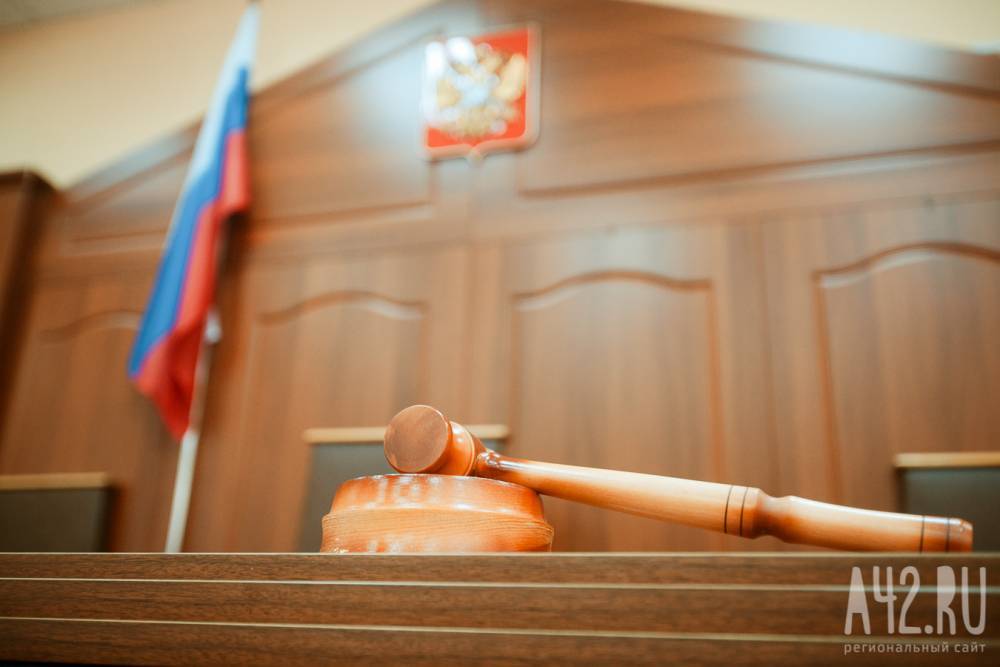Кузбассовец избил полицейского стволом дерева и попал под суд