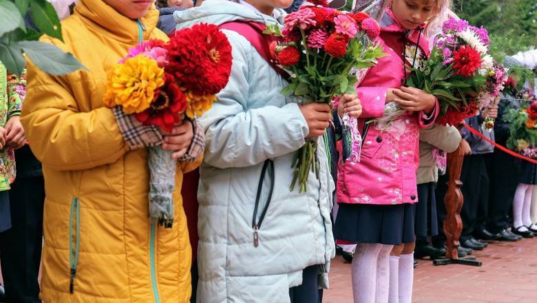 В волгоградской школе завуч запретила детям причесываться