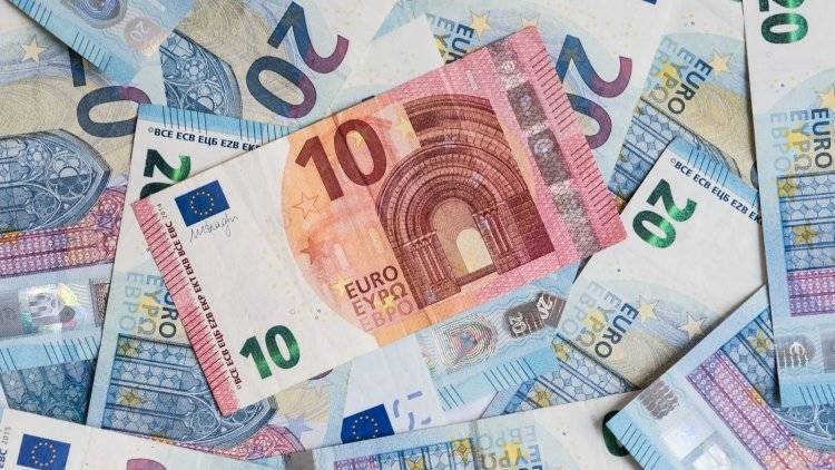 Курс евро снизился до 70,39 рубля