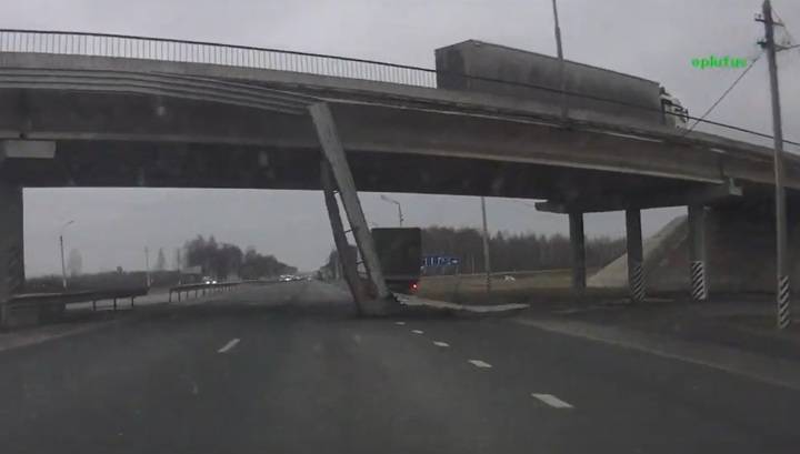 Отвалившийся кусок моста едва не упал на машину во Владимирской области. Видео