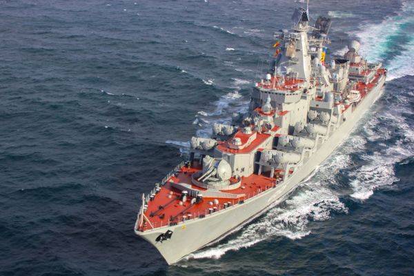 Крейсер «Маршал Устинов» миновав экватор, движется в Северном полушарии