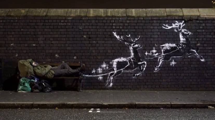 Бэнкси нарисовал рождественское граффити с «бездомным» Санта-Клаусом в оленьей упряжке — видео