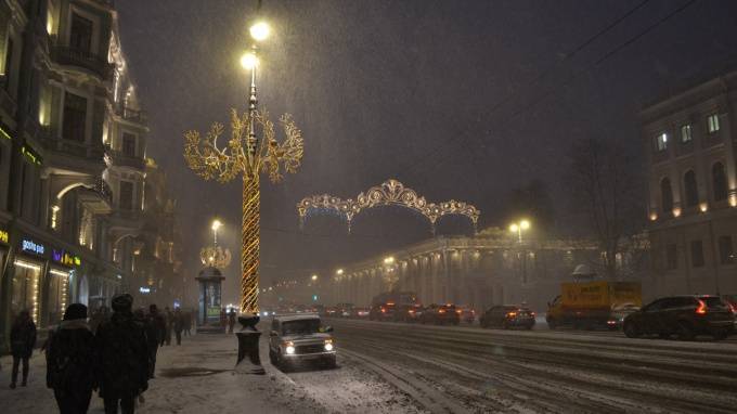 Смольный: дождь "потушил"&nbsp;новогодние гирлянды на Невском