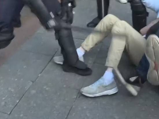 В Петербурге полицейские пытали подростка резиновой палкой: «Сейчас отпетушим»