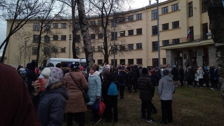 Прокуратура начала проверку после сообщений о давке при эвакуации школе Петербурга
