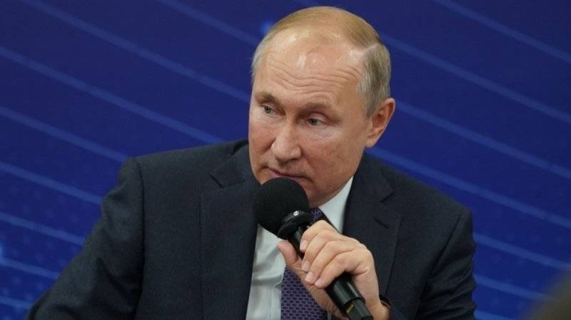 Речь о полном запрете зарубежных лекарств в РФ не идет, заявил Путин