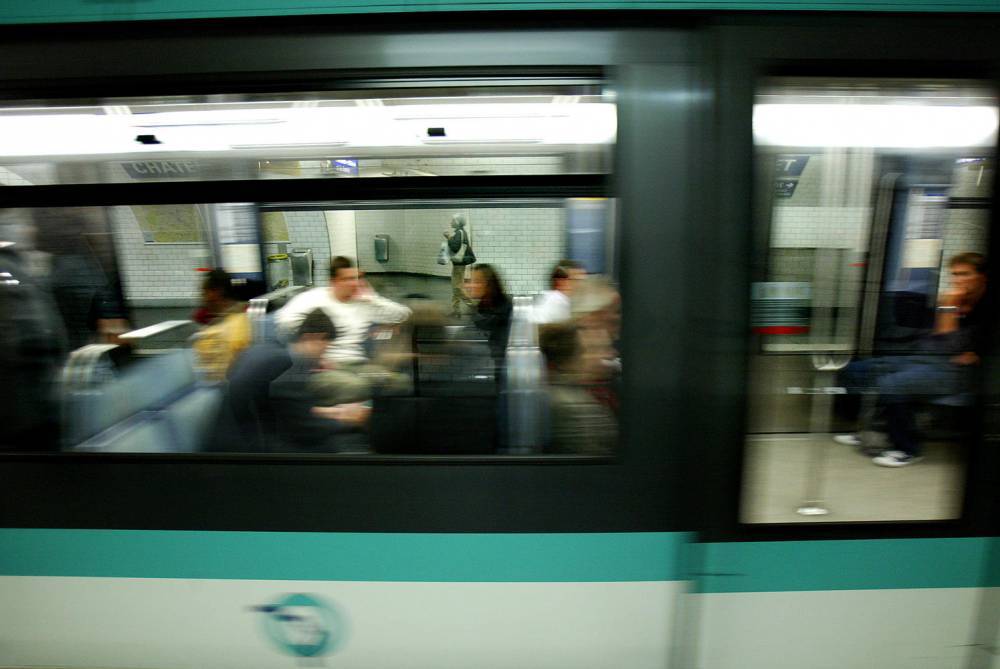 Говорил на иврите: в парижском метро избили израильского студента